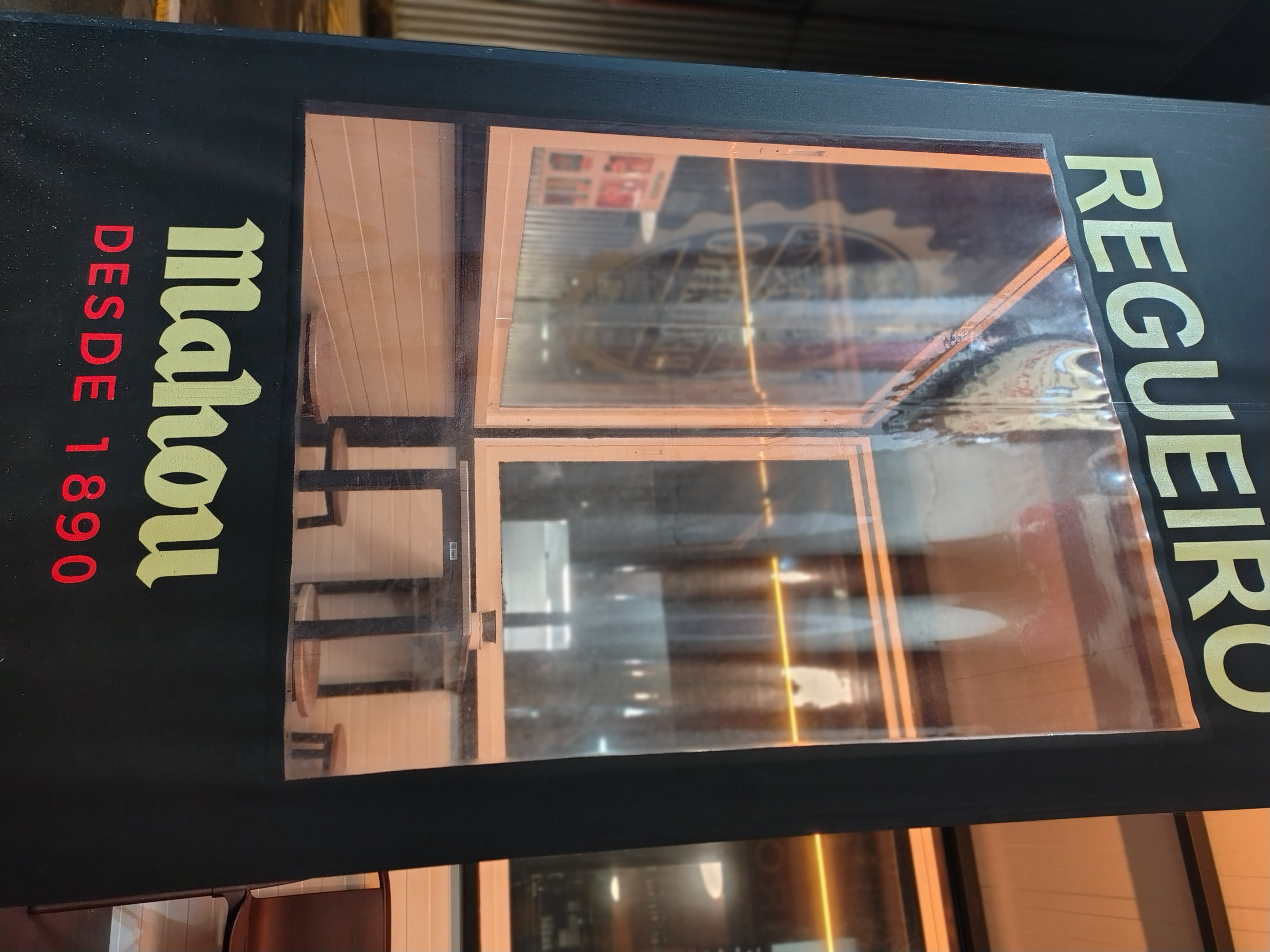 Fachada del Café-Bar Regueiro con toldo Mahou